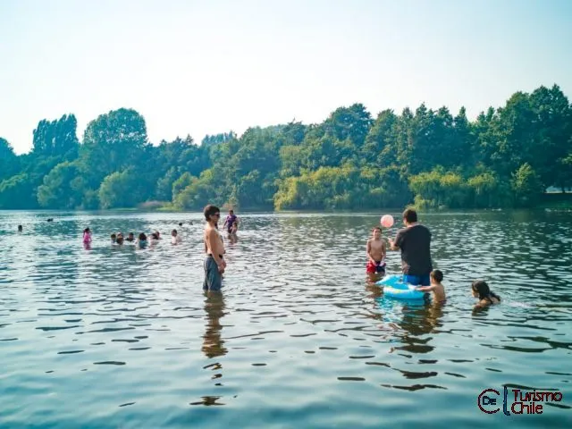 Familias disfrutando del río Laja en el Camping El Girasol