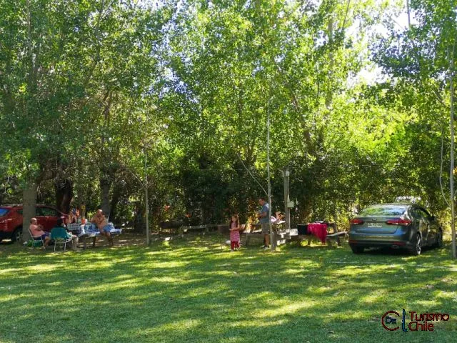 Familias reunidas en los amplios espacios del Camping El Girasol